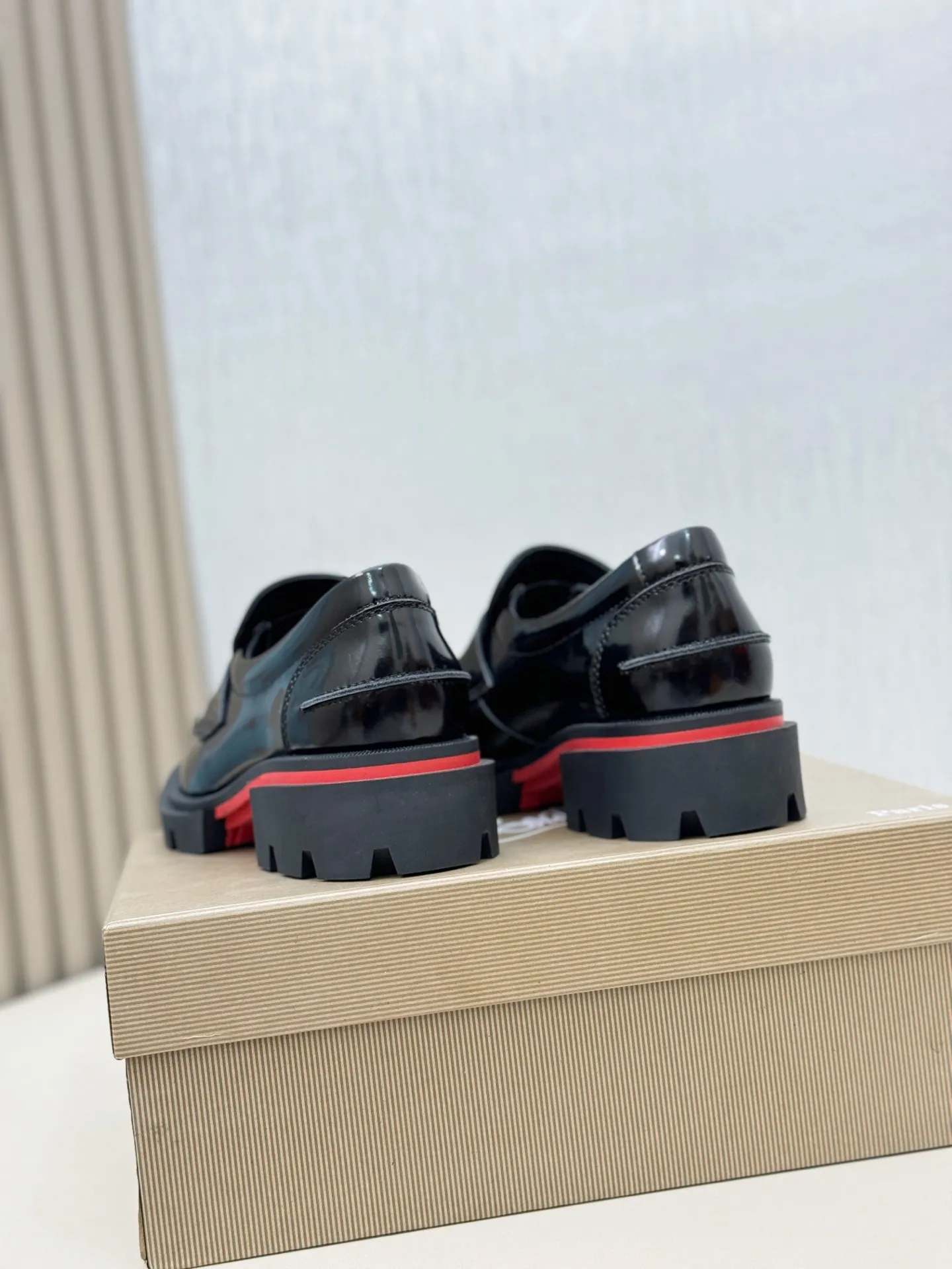 [CL～High-end men’s red-soled shoes] Top P: 880💰. Size: 39-44 (38.45.46 can be customized) 🆑Top original order purchasing agent Imported open-edge bead fabric and water-dyed cowhide inside 🉑️ Imported TPU rubber sole, wear-resistant and non-slip, full of European style.